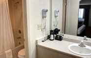 In-room Bathroom 4 Baymont by Wyndham Grand Junction