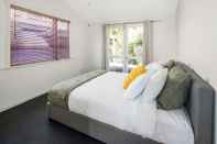 Bedroom Pristine 2-bed waterfront, Karaka Bays