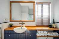 In-room Bathroom Pristine 2-bed waterfront, Karaka Bays