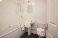 Toilet Kamar Stayzo Penthouse Accommodation 1- Premier Lodge