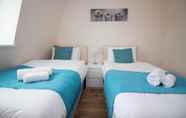 Bedroom 3 Stayzo Castle Penthouse 18- A Clean Fresh Modern Apartment With Free Wi-fi
