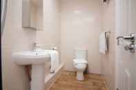 In-room Bathroom Stayzo Castle Penthouse 18- A Clean Fresh Modern Apartment With Free Wi-fi