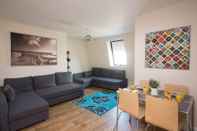 Common Space Stayzo Castle Penthouse 18- A Clean Fresh Modern Apartment With Free Wi-fi