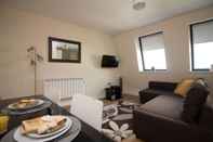 Common Space Stayzo Castle Penthouse 16- A Clean Fresh Modern Apartment With Free Wi-fi