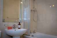 In-room Bathroom Karah Suites - Parliament Street