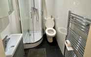 Toilet Kamar 6 1-bed Apartment Next to Paisley Gilmour Station!