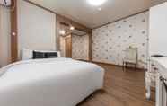 Bedroom 3 Jecheon Queen Motel