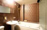 In-room Bathroom 4 Sungshin University Station Galaxy2