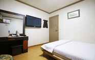 Bedroom 4 Yesan Grand Motel