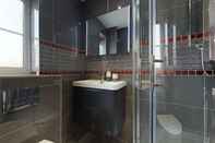 In-room Bathroom Stayzo Oaklands Near Hatfield Town Centre