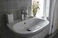 In-room Bathroom Downshire Haven