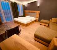 Kamar Tidur 2 OTTO City Premium Suites