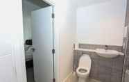 Toilet Kamar 7 Exquisite One Bed Apartment