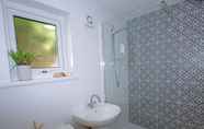 Toilet Kamar 7 Charming 1-bed Cottage in Pembroke Close to Castle