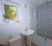 Phòng tắm bên trong 7 Charming 1-bed Cottage in Pembroke Close to Castle