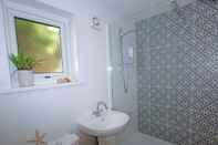 Phòng tắm bên trong Charming 1-bed Cottage in Pembroke Close to Castle