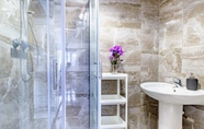 In-room Bathroom 5 Karah Suites - Bristol Filton