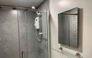In-room Bathroom 5 The Cow Shed 2-bed Apartment in Bradwell on Sea