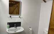 In-room Bathroom 6 The Cow Shed 2-bed Apartment in Bradwell on Sea