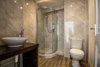 In-room Bathroom Coppet Cove - 2 Bed - Saundersfoot