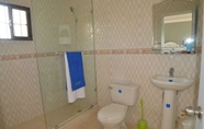 In-room Bathroom 7 Residencial Lakis 1