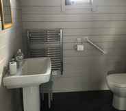 In-room Bathroom 6 Lovely 1-bed House in Fochabers, Scotland