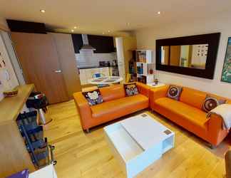 Lobi 2 Central Perks Apartment