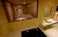 In-room Bathroom 6 Guri Film 372