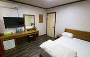 Bedroom 4 Nonsan Hwangje Motel
