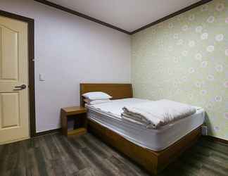 Bedroom 2 Nonsan Hwangje Motel