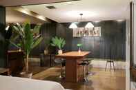 บาร์ คาเฟ่ และเลานจ์ Iksan H Drive Hotel