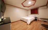 Kamar Tidur 6 Paju Sicily Self Check-in Motel