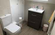 Toilet Kamar 6 La Fontaine Court Apartments by Aldershot Short Stays