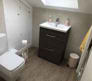 In-room Bathroom 6 La Fontaine Court Apartments by Aldershot Short Stays