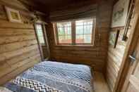 Bedroom Cosy Retro 1 Bed Shute Lodge in Bovey Tracey,