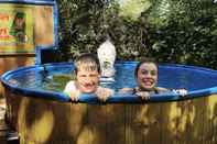 Kolam Renang Cosy Retro 1 Bed Shute Lodge in Bovey Tracey,