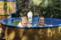 Kolam Renang Cosy Retro 1 Bed Shute Lodge in Bovey Tracey,