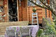 Ruang Umum Cosy Retro 1 Bed Shute Lodge in Bovey Tracey,