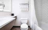 Toilet Kamar 5 Comfort Suites Kingston Central