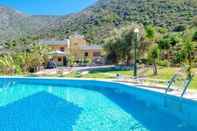 Swimming Pool Luxurious Villa Kardi a Small Paradise
