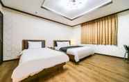 Bedroom 3 Gumi Modern Business Hotel