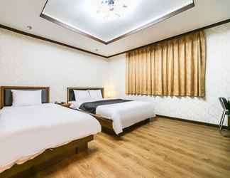 Bedroom 2 Gumi Modern Business Hotel
