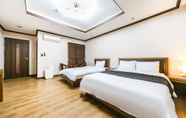 Kamar Tidur 4 Gumi Modern Business Hotel