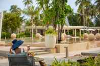 Swimming Pool Kuda Villingili Resort Maldives