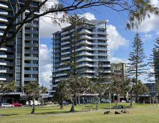 Exterior 2 X Kirra Apartments