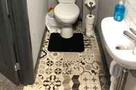 Toilet Kamar Private En-suite Room In Town, Close To Hospital