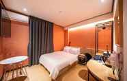 Bedroom 5 Osan Hotel Raum