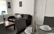 Ruang untuk Umum 3 Large 5 Bed House / Wolverhampton + Parking