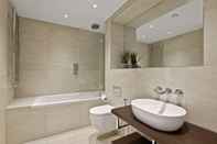 In-room Bathroom Vauxhall Bridge Road by Q Apartments