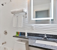 In-room Bathroom 5 Casa Blanca Hotel Brooklyn